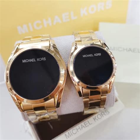 Since a couple of weeks now, the screen of the michael kors 